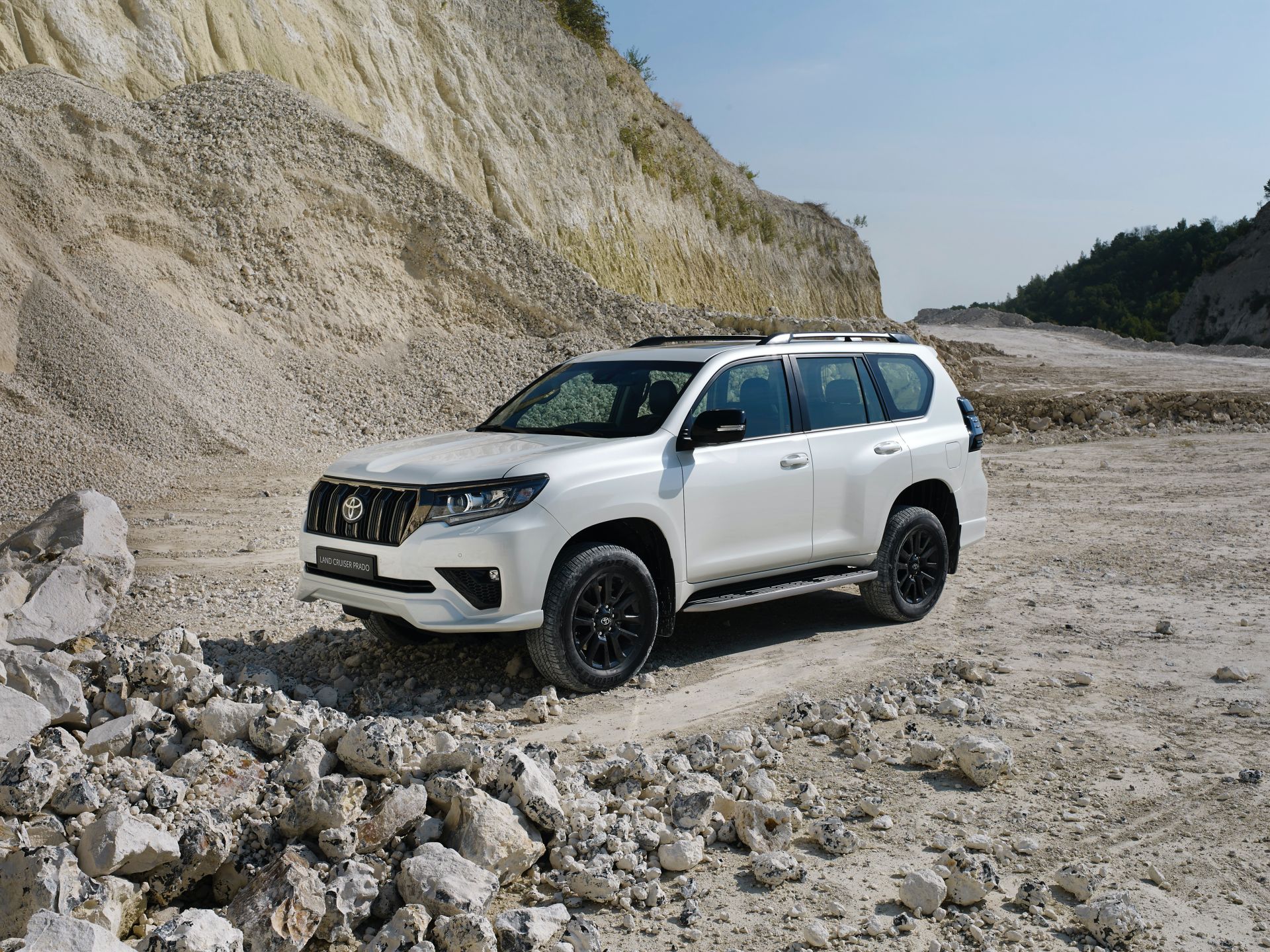 2021 Toyota Land Cruiser Prado Front Three-Quarter Wallpapers #8 of 77