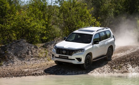 2021 Toyota Land Cruiser Prado Front Three-Quarter Wallpapers 450x275 (46)