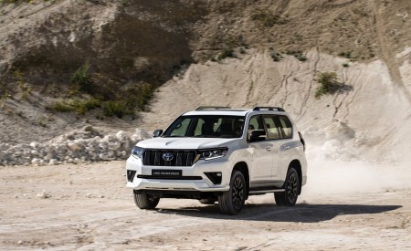 2021 Toyota Land Cruiser Prado Front Three-Quarter Wallpapers 450x275 (37)