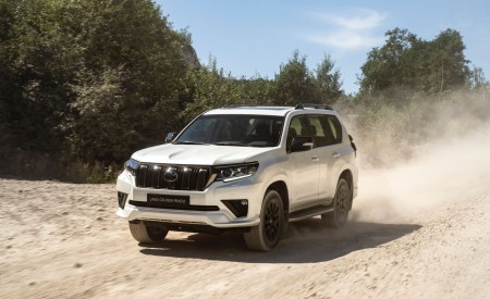 2021 Toyota Land Cruiser Prado Front Three-Quarter Wallpapers 450x275 (18)