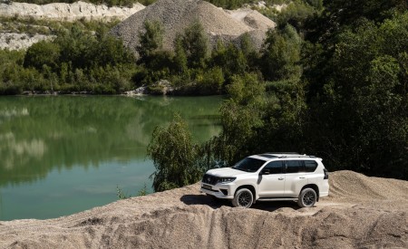 2021 Toyota Land Cruiser Prado Front Three-Quarter Wallpapers 450x275 (57)