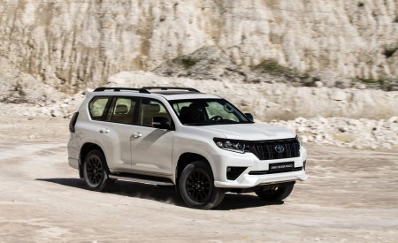 2021 Toyota Land Cruiser Prado Front Three-Quarter Wallpapers 450x275 (38)