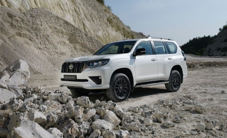 2021 Toyota Land Cruiser Prado Front Three-Quarter Wallpapers 450x275 (4)