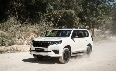 2021 Toyota Land Cruiser Prado Front Three-Quarter Wallpapers 450x275 (21)