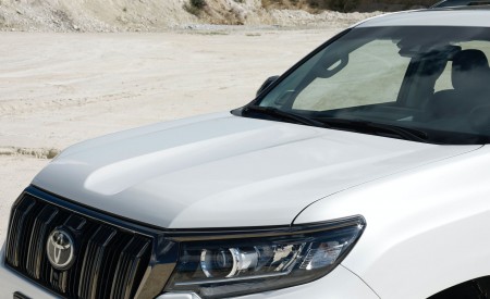 2021 Toyota Land Cruiser Prado Headlight Wallpapers 450x275 (58)