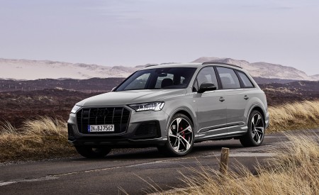 2022 Audi Q7 S Line Competition Plus (Color: Nardo Grey) Front Three-Quarter Wallpapers 450x275 (2)