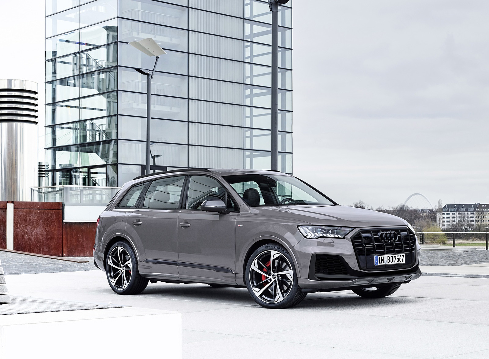 2022 Audi Q7 S Line Competition Plus (Color: Nardo Grey) Front Three-Quarter Wallpapers (7)