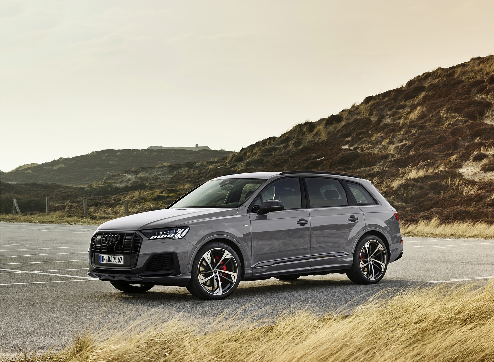 2022 Audi Q7 S Line Competition Plus (Color: Nardo Grey) Front Three-Quarter Wallpapers (3)