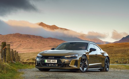2022 Audi RS e-tron GT (UK-Spec) Front Three-Quarter Wallpapers 450x275 (11)