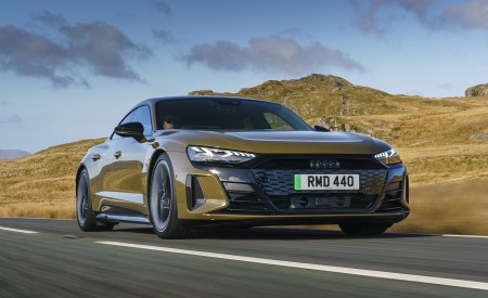 2022 Audi RS e-tron GT (UK-Spec) Front Three-Quarter Wallpapers 450x275 (2)
