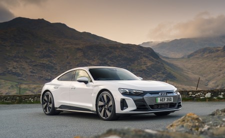 2022 Audi e-tron GT (UK-Spec) Front Three-Quarter Wallpapers  450x275 (12)
