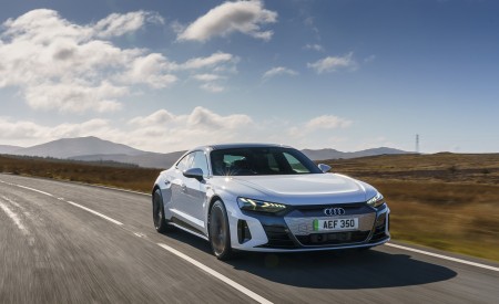 2022 Audi e-tron GT (UK-Spec) Front Three-Quarter Wallpapers 450x275 (7)