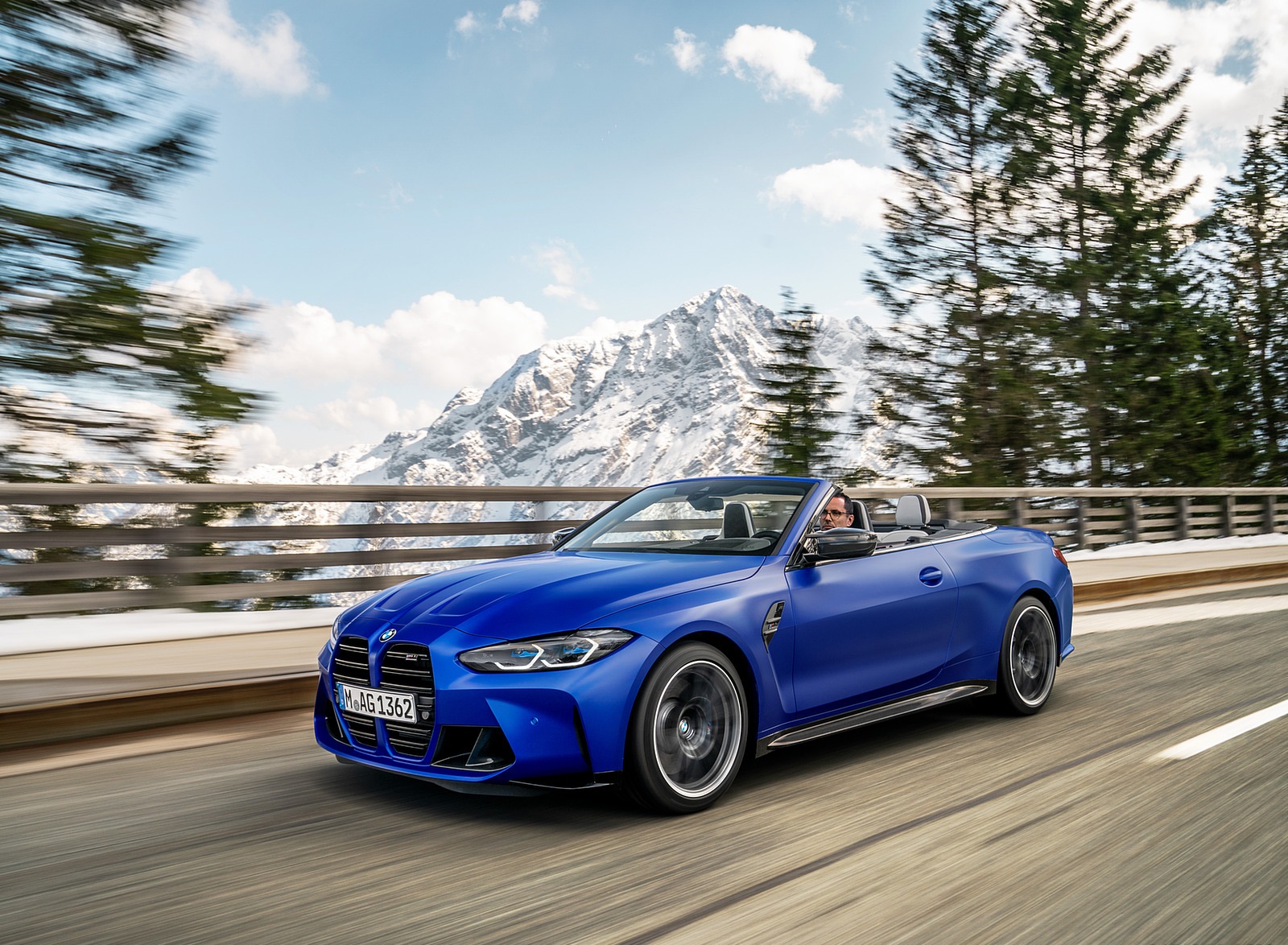 2022 BMW M4 Convertible Competition M xDrive Front Three-Quarter Wallpapers (14)
