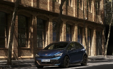 2022 CUPRA Born (Color: Aurora Blue) Front Three-Quarter Wallpapers 450x275 (9)