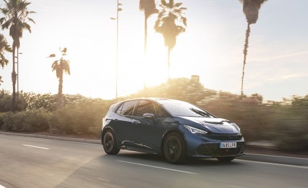 2022 CUPRA Born (Color: Aurora Blue) Front Three-Quarter Wallpapers 450x275 (3)