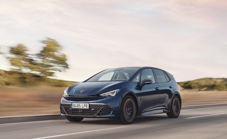 2022 CUPRA Born (Color: Aurora Blue) Front Three-Quarter Wallpapers 450x275 (2)