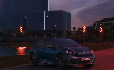 2022 CUPRA Born (Color: Aurora Blue) Front Three-Quarter Wallpapers 450x275 (20)