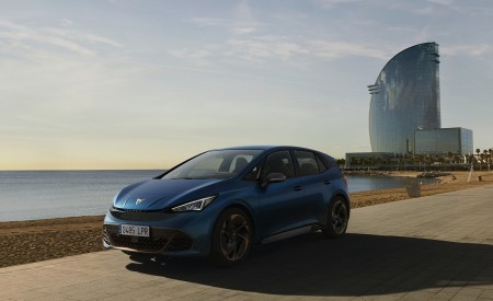 2022 CUPRA Born (Color: Aurora Blue) Front Three-Quarter Wallpapers 450x275 (7)