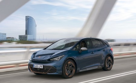 2022 CUPRA Born (Color: Aurora Blue) Front Three-Quarter Wallpapers 450x275 (5)