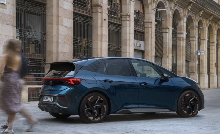 2022 CUPRA Born (Color: Aurora Blue) Rear Three-Quarter Wallpapers 450x275 (13)