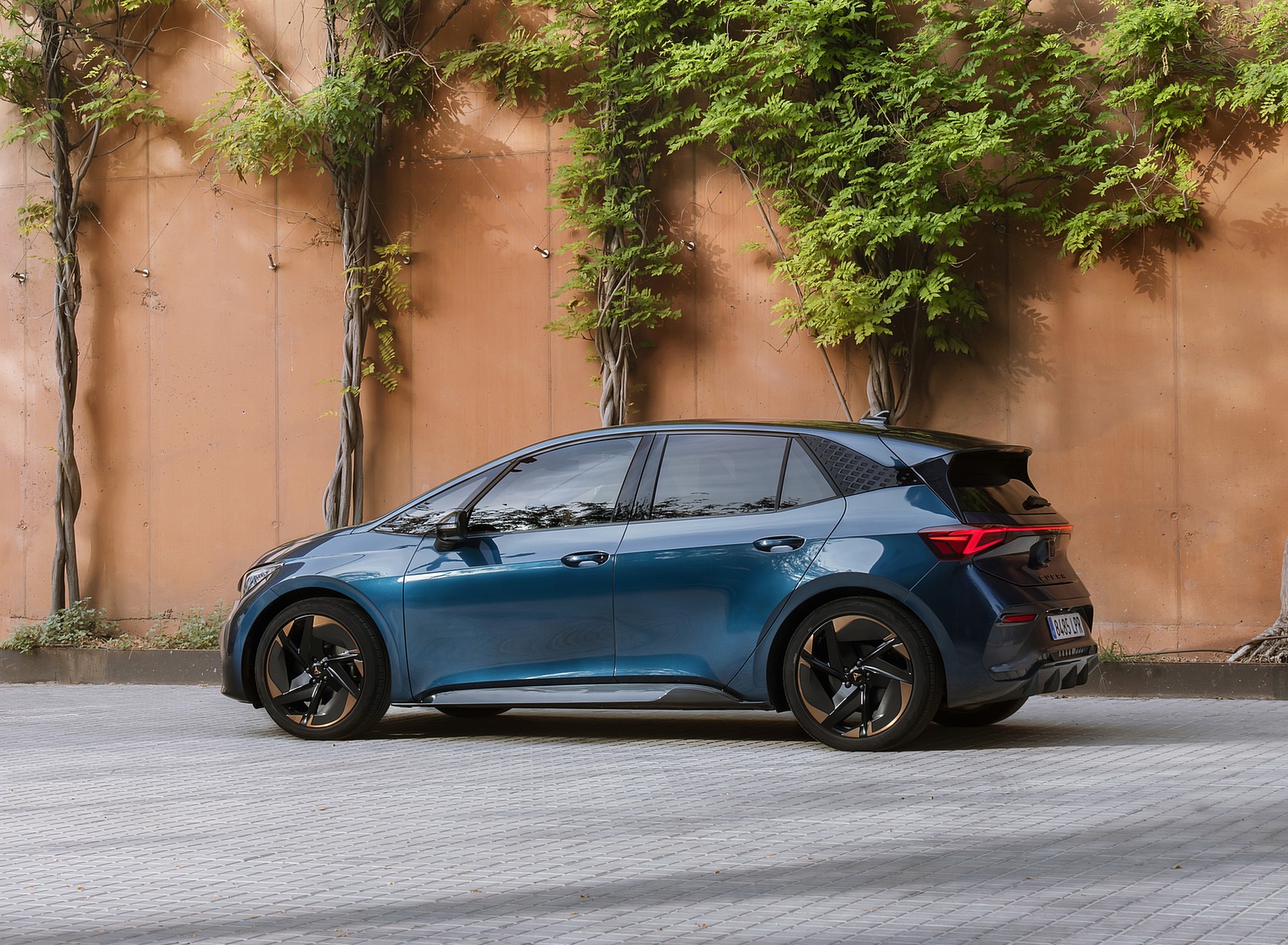 2022 CUPRA Born (Color: Aurora Blue) Side Wallpapers (14)