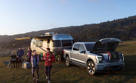 2022 Ford F-150 Lightning Platinum Front Three-Quarter Wallpapers 450x275 (24)