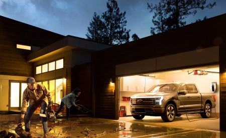 2022 Ford F-150 Lightning Platinum Front Three-Quarter Wallpapers 450x275 (27)