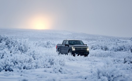 2022 Ford F-150 Lightning Testing in Alaska Front Three-Quarter Wallpapers 450x275 (9)