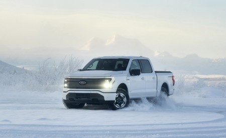 2022 Ford F-150 Lightning Testing in Alaska Front Three-Quarter Wallpapers 450x275 (4)