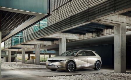 2022 Hyundai Ioniq 5 Front Three-Quarter Wallpapers 450x275 (27)
