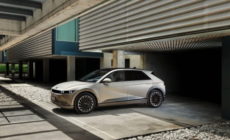 2022 Hyundai Ioniq 5 Front Three-Quarter Wallpapers 450x275 (28)