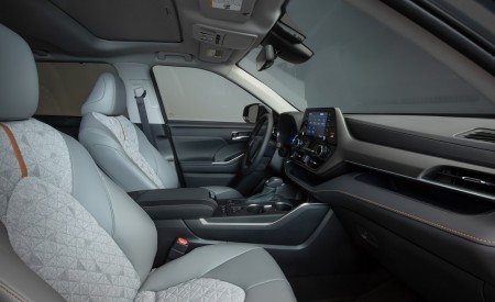 2022 Toyota Highlander Bronze Edition Interior Wallpapers 450x275 (16)
