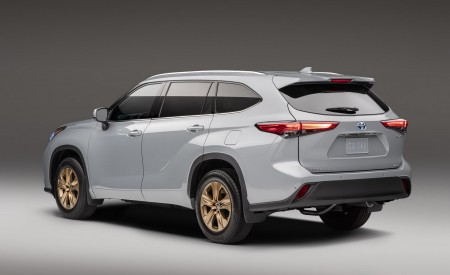 2022 Toyota Highlander Bronze Edition Rear Three-Quarter Wallpapers 450x275 (3)