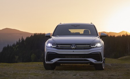 2022 Volkswagen Tiguan SEL R-Line (Color: Oryx White) Front Wallpapers 450x275 (12)