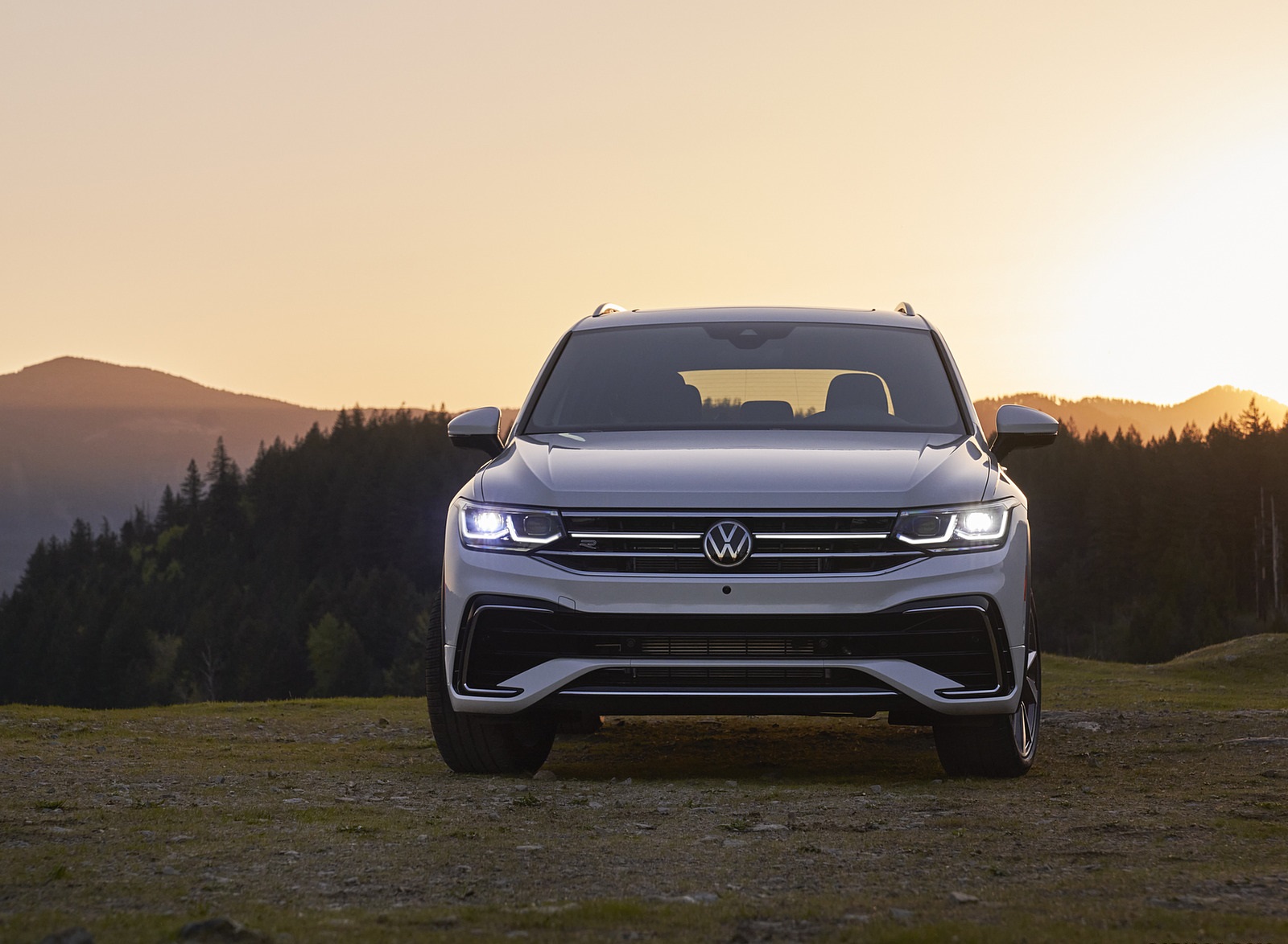 2022 Volkswagen Tiguan SEL R-Line (Color: Oryx White) Front Wallpapers (12)