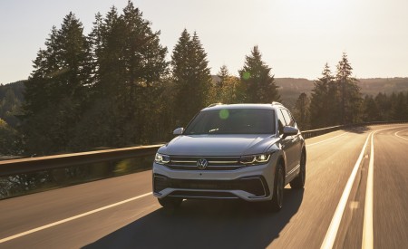 2022 Volkswagen Tiguan SEL R-Line (Color: Oryx White) Front Wallpapers 450x275 (5)