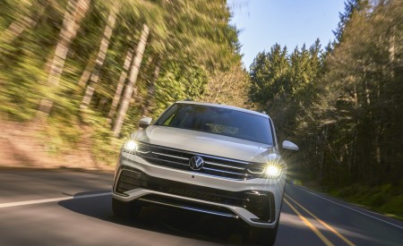 2022 Volkswagen Tiguan SEL R-Line (Color: Oryx White) Front Wallpapers 450x275 (2)