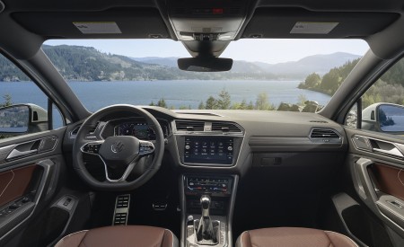 2022 Volkswagen Tiguan SEL R-Line (Color: Oryx White) Interior Cockpit Wallpapers 450x275 (23)