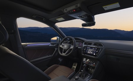 2022 Volkswagen Tiguan SEL R-Line (Color: Oryx White) Interior Wallpapers 450x275 (22)