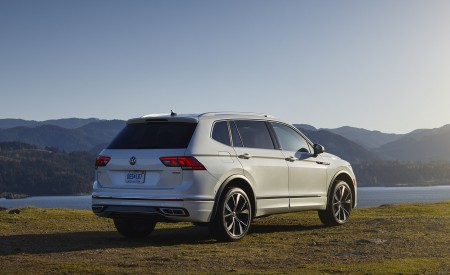 2022 Volkswagen Tiguan SEL R-Line (Color: Oryx White) Rear Three-Quarter Wallpapers 450x275 (13)