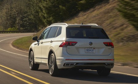 2022 Volkswagen Tiguan SEL R-Line (Color: Oryx White) Rear Three-Quarter Wallpapers 450x275 (6)