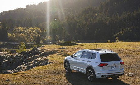 2022 Volkswagen Tiguan SEL R-Line (Color: Oryx White) Rear Three-Quarter Wallpapers 450x275 (14)