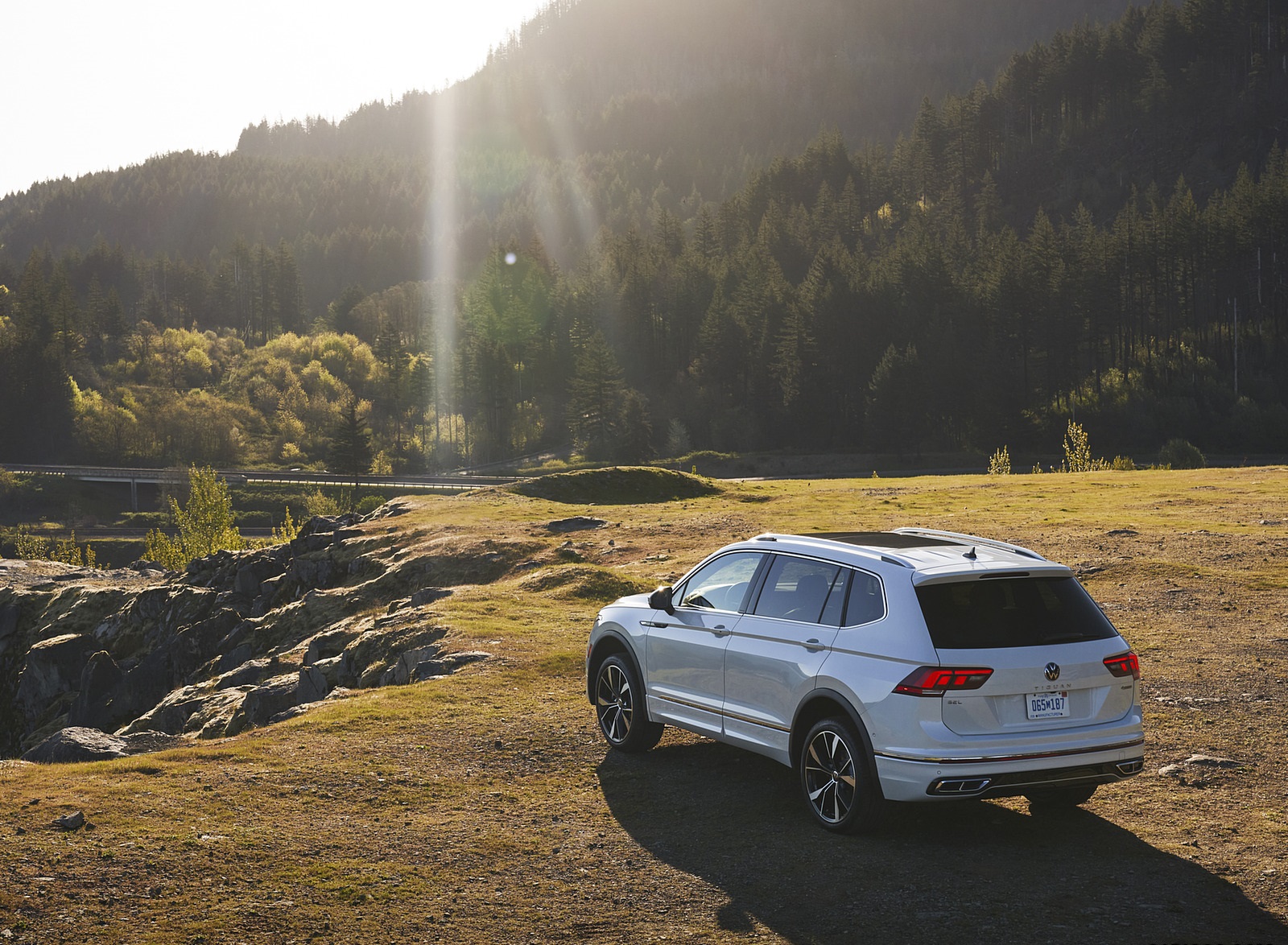 2022 Volkswagen Tiguan SEL R-Line (Color: Oryx White) Rear Three-Quarter Wallpapers (14)