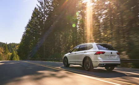 2022 Volkswagen Tiguan SEL R-Line (Color: Oryx White) Rear Three-Quarter Wallpapers 450x275 (7)