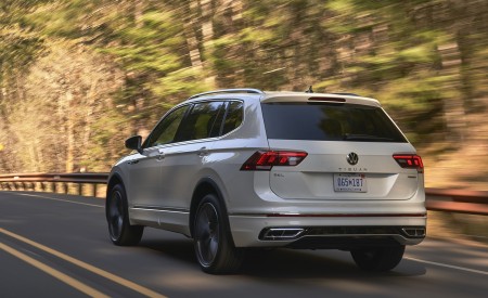 2022 Volkswagen Tiguan SEL R-Line (Color: Oryx White) Rear Three-Quarter Wallpapers 450x275 (8)