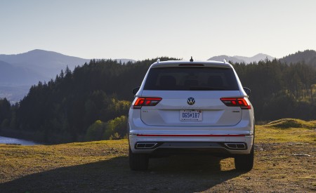 2022 Volkswagen Tiguan SEL R-Line (Color: Oryx White) Rear Wallpapers 450x275 (15)