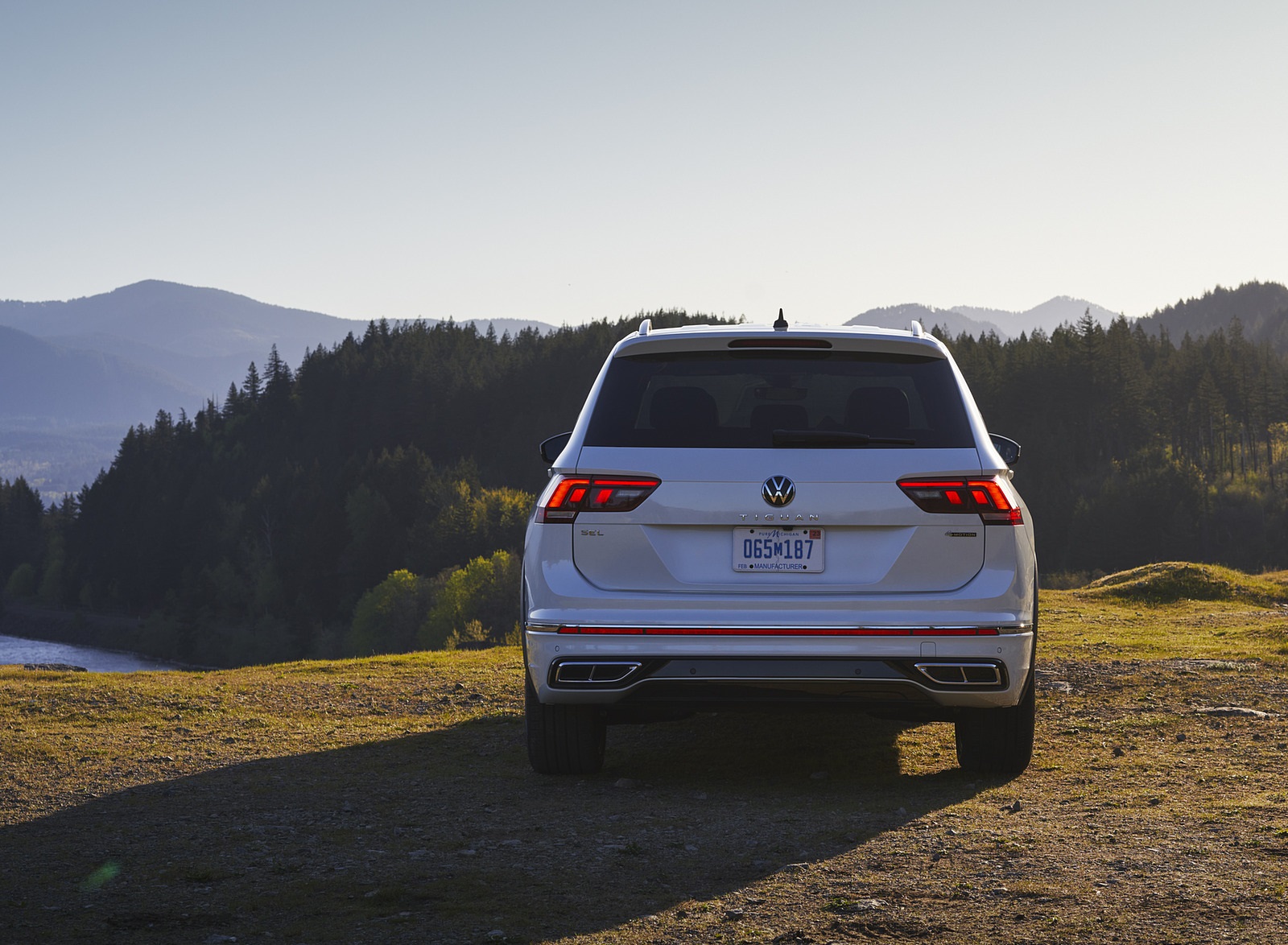 2022 Volkswagen Tiguan SEL R-Line (Color: Oryx White) Rear Wallpapers (15)