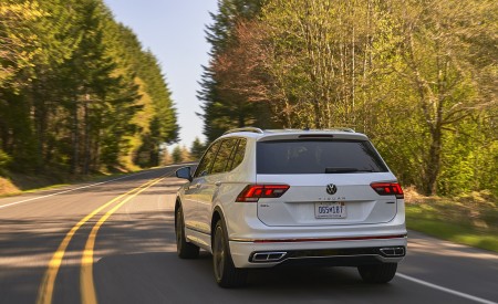 2022 Volkswagen Tiguan SEL R-Line (Color: Oryx White) Rear Wallpapers 450x275 (4)