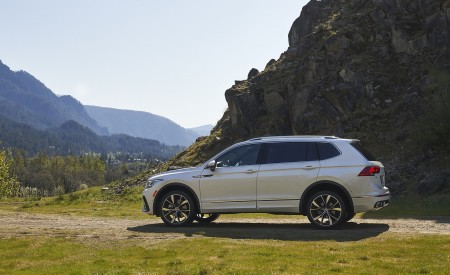 2022 Volkswagen Tiguan SEL R-Line (Color: Oryx White) Side Wallpapers 450x275 (16)