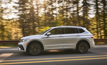 2022 Volkswagen Tiguan SEL R-Line (Color: Oryx White) Side Wallpapers 450x275 (3)
